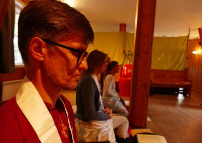 Fra retrett med fokus på meditasjon eller fordypning i tekster. Vennskap, eller det vi kaller sangha er alltid en viktig del av det vi gjør.