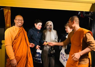 Munker i Wat Thai Norway tar imot nabogutter under halloween