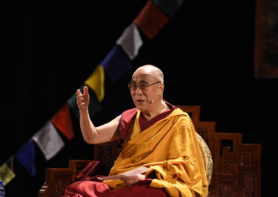 Dalai Lama, invitert av Karma Tashi Ling buddhistsamfunn, Buddhistforbundet og Tibetkomiteen, underviser i Chateau Neuf i 2014.